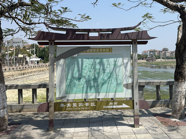The tranquil Longzhou Chi in Jimei School Village
