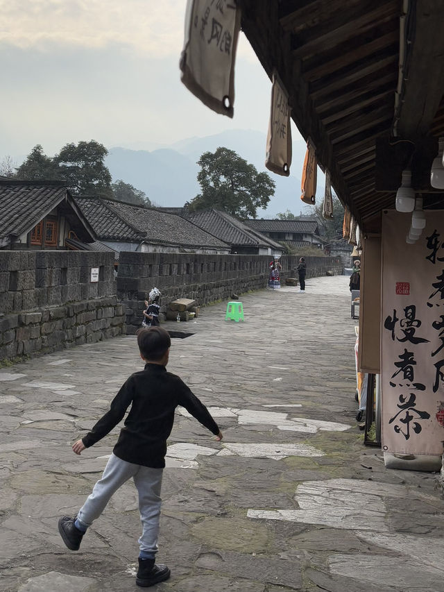 จุดถ่ายรูปลับๆกับกำแพงเมืองโบราณที่ Dujiangyan 