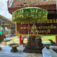 พามาขอพร หลวงพ่อดำ วัดแสงสิริธรรม จังหวัดนนทบุรี