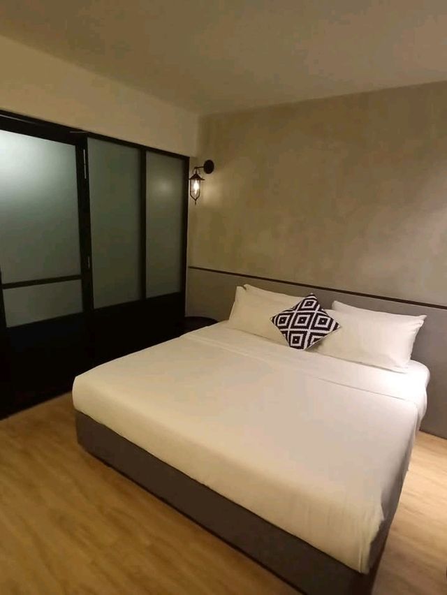 "Urban Chic Escape: Atelier Hotel JB’s Stylish King Retreat"