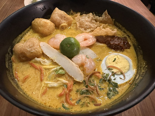 【Baba Can Cook】  “ただのカレー麺じゃない。”スパイス香る、二層構造のニョニャラクサ。