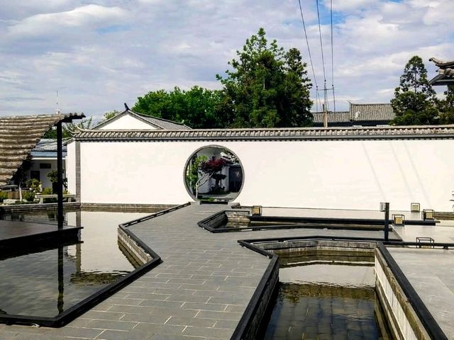 雲南 | 若水三千親水餐廳，白牆青瓦、環境清幽的質感餐聽