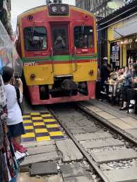 タイ🇹🇭バンコク近郊✨電車がスレスレ通る！🚃メークロン市場