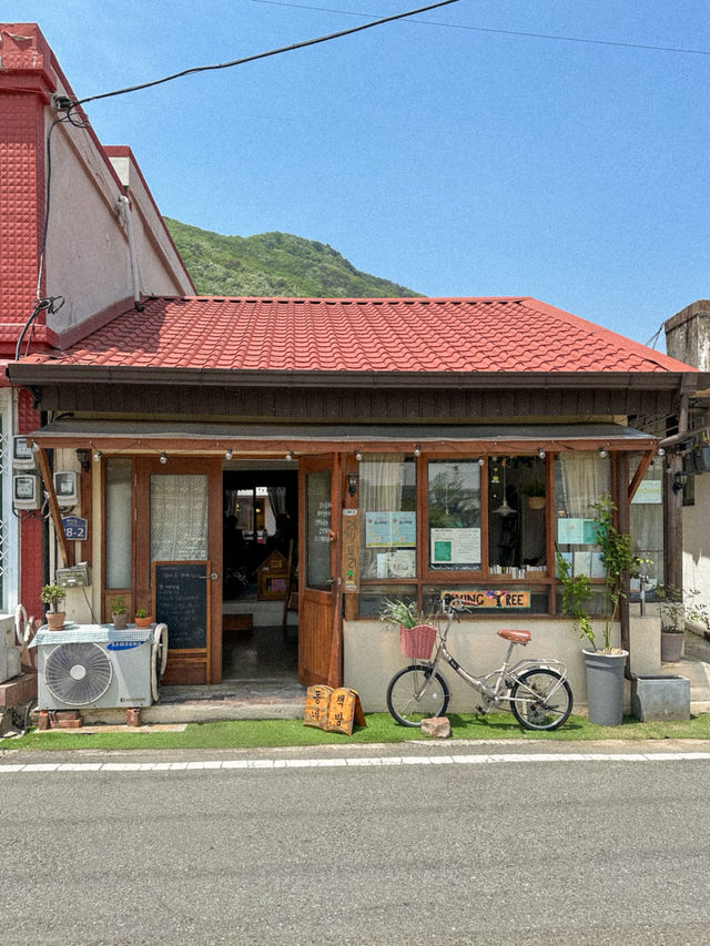 양산, 아기자기한 작은 독립서점 겸 카페 <기빙트리>