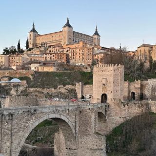 🏰✨ Puerta de Bisagra Nueva: Toledo’s Grand Gateway to History