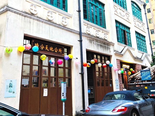 🌃✨ **香港浮世繪｜維港與廟街的魔幻對照記** 🏮🚢  