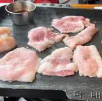 濟州烤肉控天堂🍖！돔베豚🐷讓你一口愛上黑豬肉的濃郁原味