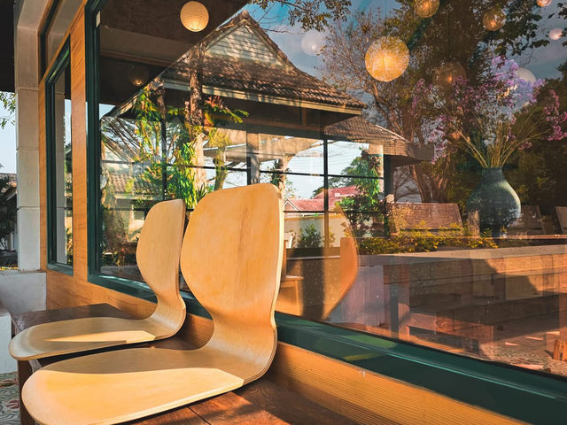 แอบชง” – คาเฟ่บ้านไม้กลางสวน 