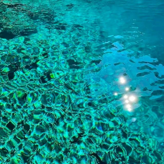 神秘の青い洞窟！メリッサニ洞窟の幻想的な光景