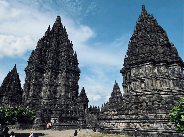 「プランバナン寺院」—壮麗なヒンドゥー遺跡で時を超える旅