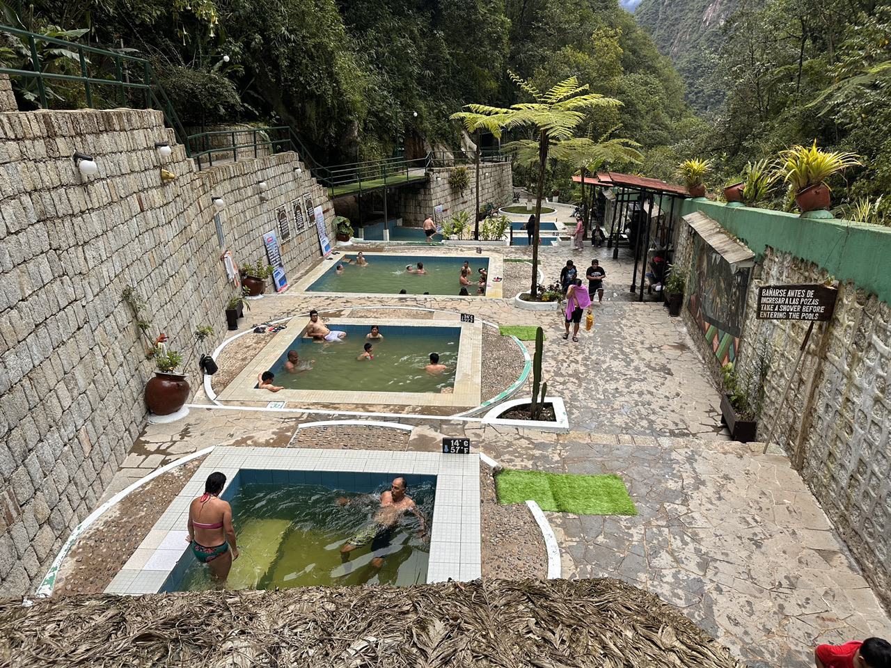 [บ่อน้ำพุร้อนในหมู่บ้านมาชูปิกชู (Aguas Calientes) | ที่พักอันเงียบสงบในหุบเขาที่คุณสามารถผ่อนคลายหลังจากการเดินป่า♨️]