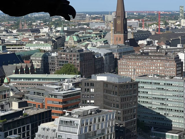 Hamburg: An Unexpected Delight! 🇩🇪⚓