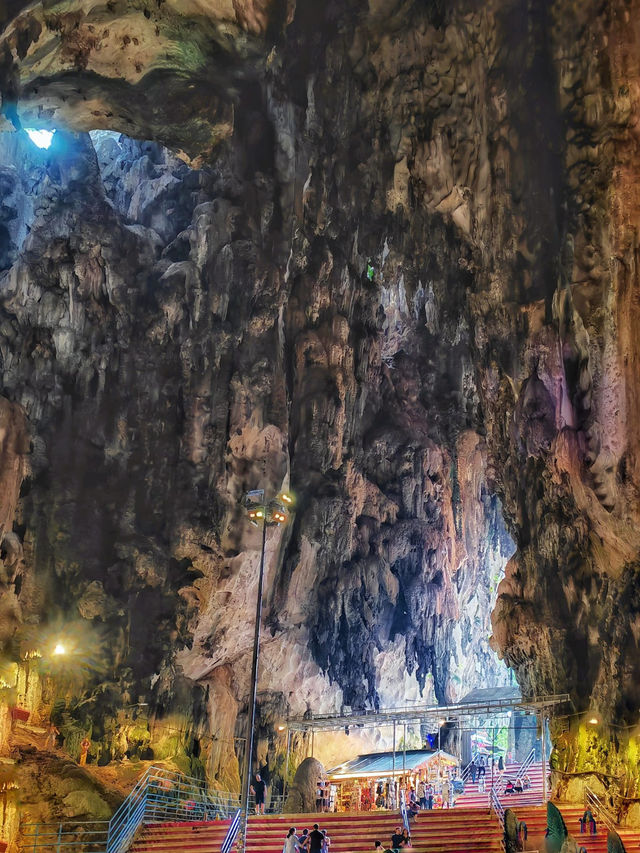 Batu Caves Temple: A Kaleidoscope of Culture and Cliffs