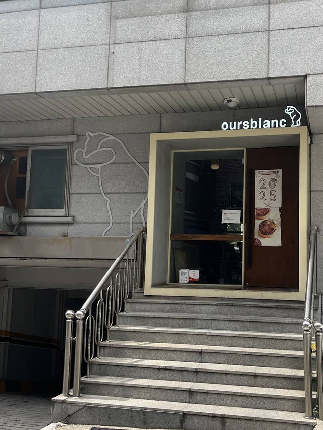 offering a slice of Parisian flair in the heart of Seoul.