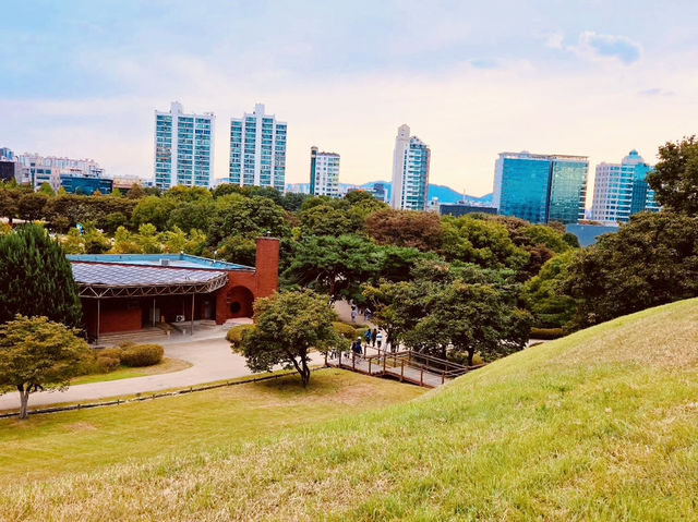 Seoul Olympic Park: Where 1988 Glory Meets Peaceful Solitude – A Solo Traveler’s Oasis"** 🏅🌳