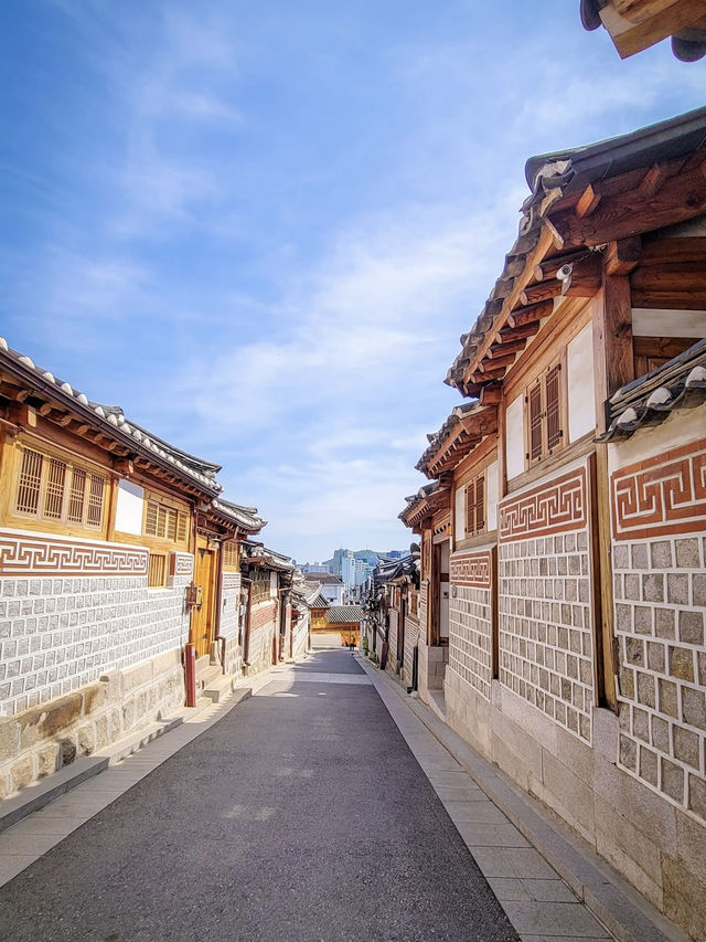 Bukchon Hanok Village: Time-Travel Through Seoul’s Most Photogenic Alleys"** 🏮🏡