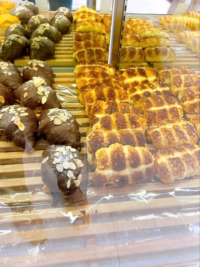 BreadTalk at Westgate: Tasty Buns and Easy Snacks