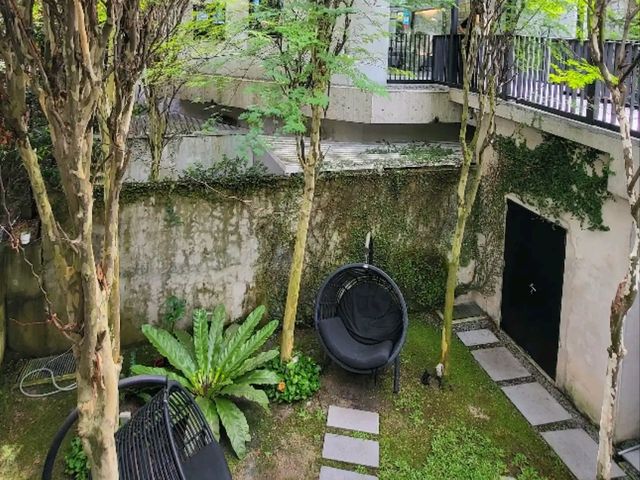 Minimalism, Light & Quiet Moments – A Hidden Gem Stay at Lloyd’s Inn Singapore