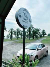 Lakeside Coffee Café: Tranquil Hideaway with Tasty Comfort Food