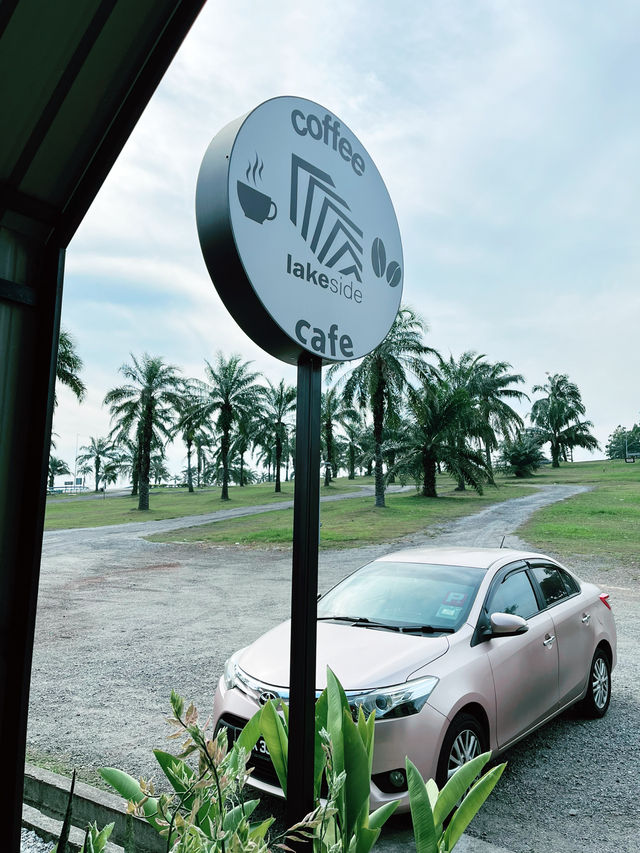Lakeside Coffee Café: Tranquil Hideaway with Tasty Comfort Food