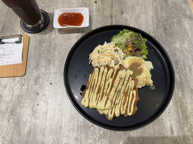 🍽️ Anmour Cafe Eko Botani – Comfort Food Before a Relaxing Night