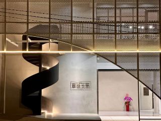#AugustDestinations2025
Отель Hua Su в последнее время стал популярной темой для туристов в районе Чжанхуа.

Расположенный на полпути к горе Багуа, он привлекает внимание своим белоснежным фасадом в индустриальном стиле.

Мы остановились в классическом двухместном номере.

Хотя номер и не самый просторный, вид из окна на лес горы Багуа был поистине расслабляющим.

Кровать была размера «queen-size», а простыни, одеяло и подушки были невероятно удобными. Я вспотел, просто укрывшись.

Отель определённо достаточно уютный, чтобы остановиться здесь зимой.

Чистая белая ванная комната с чёрной душевой лейкой выглядит довольно стильно, но отсутствие ванны немного разочаровало нас, любителей помыться.

Также стоит отметить, что у отеля Hua Su есть множество партнёров, включая ретро-кафе, магазин японской лапши рамэн, изакаю и многое другое. Выбор огромен. Если вы не знаете, что заказать на ужин, выберите один из этих специальных компаний-партнёров! #ChanghuaHuaSuCulturalHotel #ChanghuaAccommodation #ChanghuaTourism #HipsterHotel