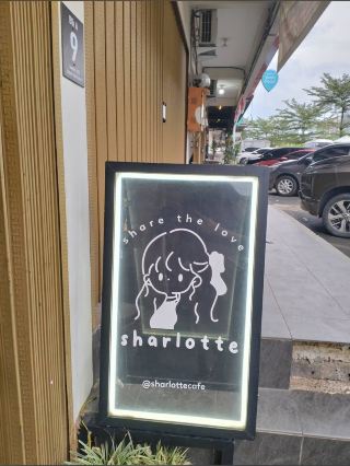 Sharlotte Cafe, Kue Estetika dan Suasana Nyaman di Batam