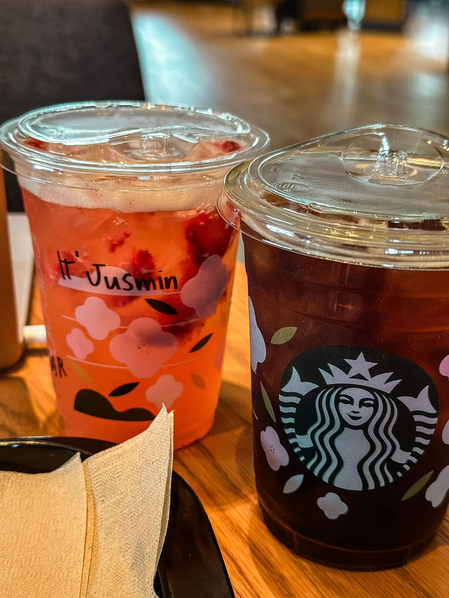 ไปสตาร์บัคส์ เน้นถ่ายรูปกันบ้างมั้ยคะ📸 ไปสตาร์บัคส์ เน้นถ่ายรูปกันบ้างมั้ยคะ📸