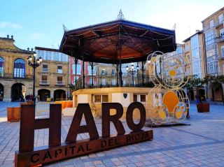 Stroll through the ancient city square and experience the Western atmosphere✨