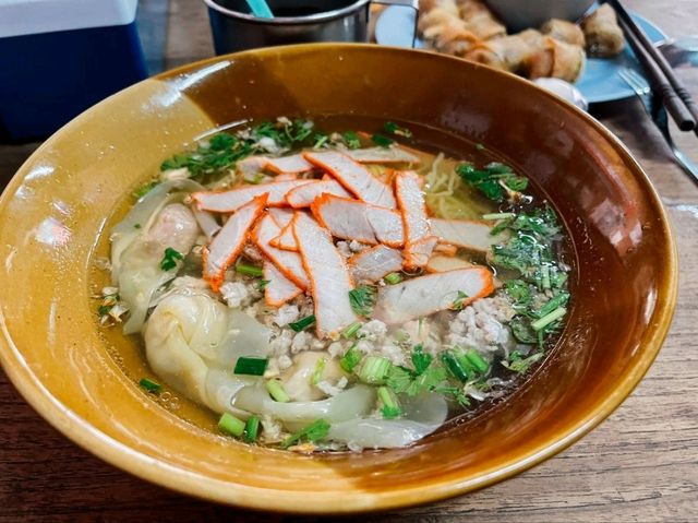 🍜 บะหมี่เกี๊ยวเก๊าจาว บะหมี่สะพานดำ – ร้านในตำนาน