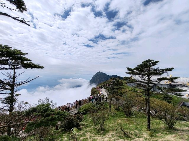 The Sea of Clouds at the Golden Summit: Emei, a Fairyland on Earth