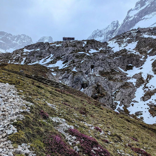 Karlsbader Hütte: Exploring Tyrol’s Mountain Majesty