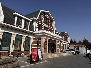 A weekend of gourmet food and nature at Julongbao Restaurant near Zhoukoudian