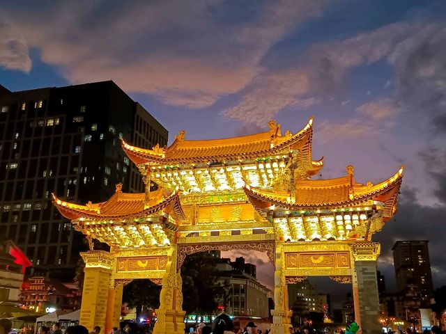 金馬碧雞坊 Jinma Biji Historic site