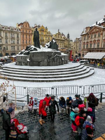揚胡斯雕像－白雪覆蓋下的勇氣象徵