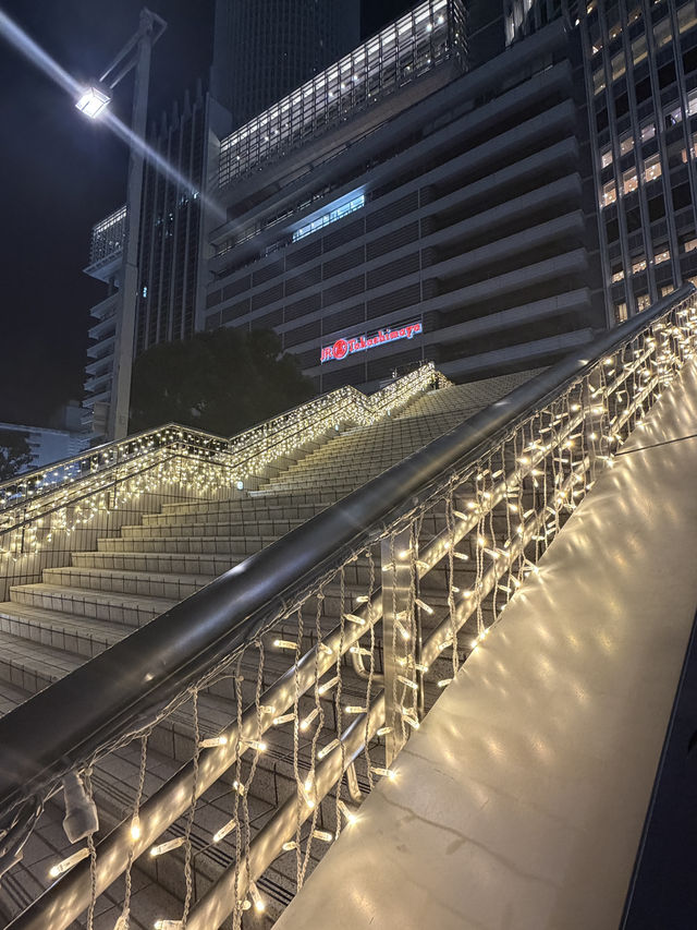 名古屋車站前金黃暴風！百貨步道銀杏滿天飛，像走進日劇