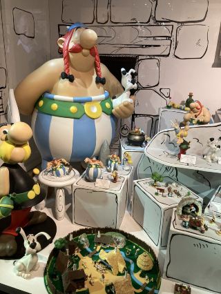 #2026NewYear

The Smurf Museum in Brussels is a great place to visit with kids 🎨💙

Experience the Smurf Village in Brussels with kids isn't just an option; it's a must! The Belgian characters, the Smurfs, can be found throughout the city, but the Smurf Museum lets you experience their world firsthand. 🤩

🟦 Why is it great for kids?
✔️ Interactive exhibits – Kids can see, touch, and interact with the exhibits, not just with the exhibits.
✔️ Animation and story areas – The Smurf stories unfold like fairy tales, keeping even the most attentive kids curious and engaged.
✔️ Photo zones galore – Plenty of Smurf character photo spots make for great family photos. 📸
✔️ Creative inspiration – You can even try your hand at coloring or creating sculptures with the Smurf Village as your backdrop. 🎨

This space is perfectly designed for kids, offering a hands-on experience unlike any museum where you can simply browse. Thanks to this, kids will have a blast, and parents will have a laughter-filled time together. 😊

📍 Tip
This tour is perfect for combining with a Brussels city walk.
- Grand Place → Smurf Mural Tour → Smurf Museum → Chocolate & Waffle Cafe ⛅

Brussels Travel with Kids:
The Smurf Museum is a place that offers imagination, fun, and memories all in one! 💙

#BrusselsTravel #SmurfMuseum #TravelWithKids #BelgiumTravel #EuropeFamilyTravel #EuropeanSensibility #TravelSupport #KidsExperienceTravel #FamilyPhotoSpot