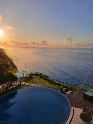 🏨 The Edge Bali – Bali, Indonesia 🇮🇩

รีวิว:

The Edge Bali เป็นรีสอร์ตสุดหรูที่ตั้งอยู่บนหน้าผาสูงในย่าน Uluwatu และได้รับการยกย่องว่าเป็นหนึ่งในโรงแรมที่วิวสวยที่สุดของบาหลี บรรยากาศที่นี่เหมือนฉากในซีรีส์รักหรือภาพยนตร์ฮอลลีวูด ทุกวิลล่าถูกออกแบบให้มองเห็นมหาสมุทรอินเดียแบบ 180 องศา พร้อมสระว่ายน้ำส่วนตัวที่ทอดยาวไปถึงขอบหน้าผา ให้ความรู้สึกเหมือนลอยอยู่เหนือทะเลสีฟ้าสุดลูกหูลูกตา

ไฮไลต์ที่โด่งดังที่สุดคือ Oneeighty Dayclub และสระกระจกใสที่ยื่นออกไปจากหน้าผา สามารถมองเห็นคลื่นซัดกระทบโขดหินด้านล่างได้อย่างชัดเจน เป็นจุดถ่ายรูปที่ได้รับความนิยมจากนักท่องเที่ยวทั่วโลก โดยเฉพาะช่วงพระอาทิตย์ตกที่ท้องฟ้าเปลี่ยนเป็นสีส้มทองตัดกับน้ำทะเลสีเข้ม สวยราวกับภาพวาด

ห้องพักทุกหลังมีความเป็นส่วนตัวสูง ตกแต่งด้วยสไตล์โมเดิร์นลักชัวรีผสมกลิ่นอายบาหลี มีบริการ Butler ส่วนตัว และมื้ออาหารระดับ Fine Dining ริมหน้าผา เหมาะสำหรับคู่รัก ฮันนีมูน หรือผู้ที่ต้องการสัมผัสประสบการณ์พักผ่อนระดับเวิลด์คลาส บรรยากาศเงียบสงบ หรูหรา และโรแมนติกจนเป็นหนึ่งในรีสอร์ตในฝันของหลายคน

📍 จุดเช็คอิน

📍 Oneeighty Glass Pool

📍 Cliff Edge Infinity Pool

📍 Ocean View Villa

📍 Sunset Deck

📍 Private Dining Cliff

📍 Uluwatu Coast View

📍 Luxury Villa Terrace

📍 The Edge Panorama Point

#TheEdgeBali #BaliLuxury #Uluwatu #InfinityPool #OceanView #LuxuryVilla #BaliResort #CheckInBali 🌴✨🌊📸💙🏝️🌅✨