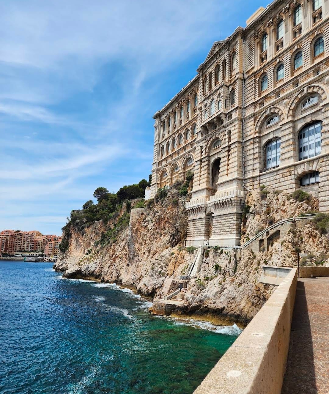 🇲🇨 Tận hưởng khung cảnh tuyệt đẹp và dạo bước qua khu phố cổ Monaco!