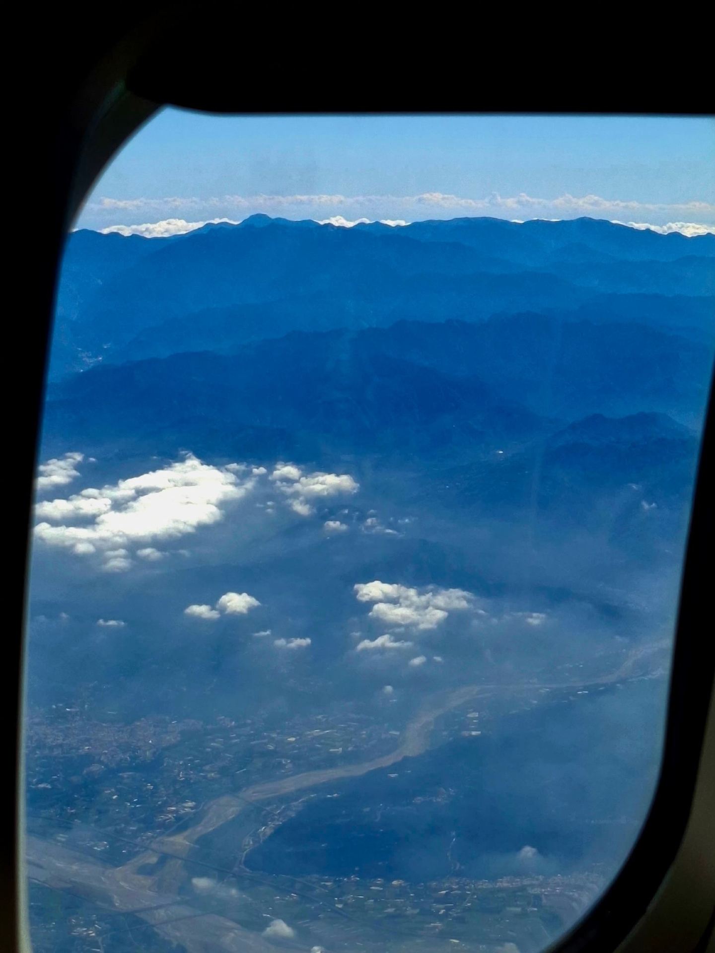 Perjalanan dari Gimpo ke Kaohsiung dengan Jeju Air, dan dari Kaohsiung ke Taichung dengan Kereta Api Cepat Taiwan. Informasi singkat namun detail.