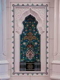 Sultan Qaboos Grand Mosque - Oman's biggest mosque.