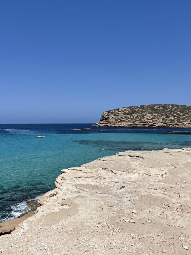 🌊 รีวิว Cala Comte – หาดน้ำใส วิวสวย