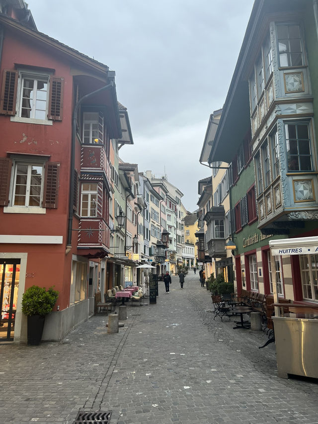 Lindenhof – The Timeless Heartbeat of Zürich 🌿🏛️ 