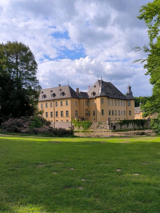🌿 A Stroll Through Schloss Dyck’s Enchanted Gardens 🏰🦢