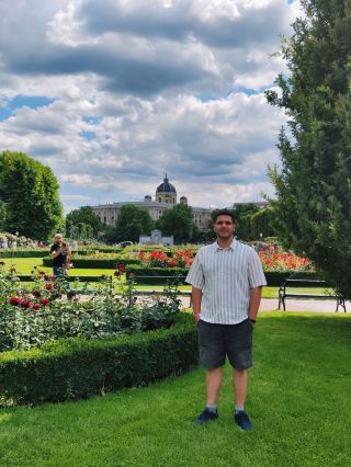 Royal Palaces or Blooming Gardens: What’s your favorite side of Vienna? 🌹🏰