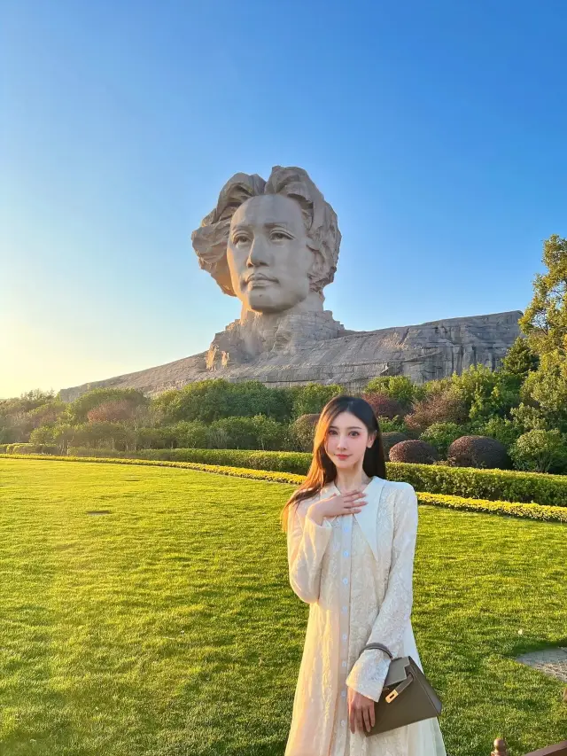 Finally took a photo with Chairman Mao at the head of Orange Island~|||The big screen at May 1st Square is good for taking pictures