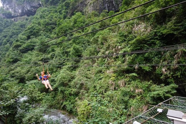 漫步透明玻璃橋，乘坐高空滑索，張家界大峽谷玩的就是心跳