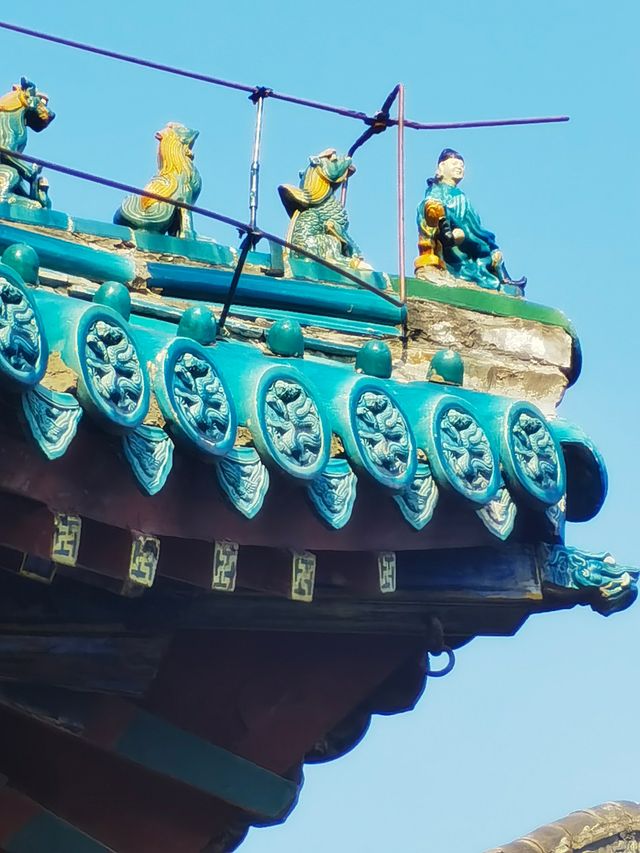 毛月色的城隍廟，琉璃覆蓋，飛簷四出