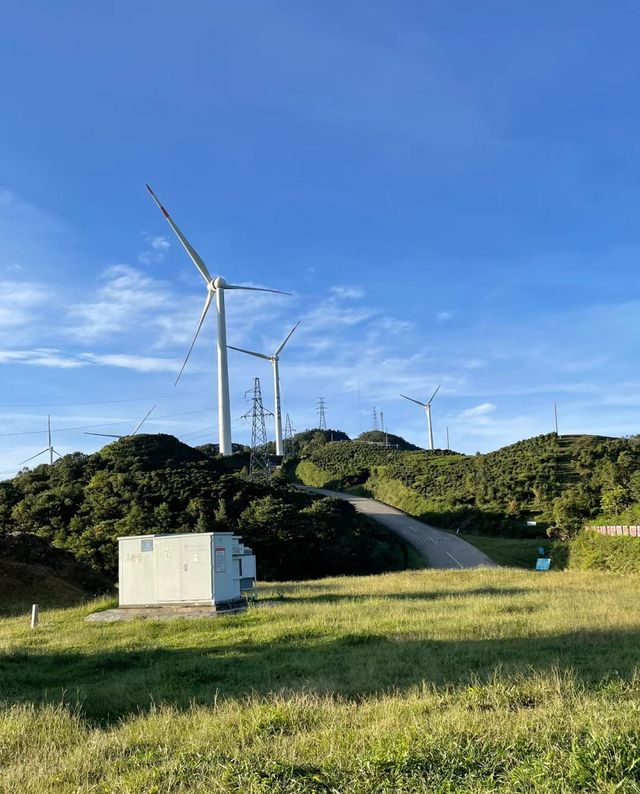 這兒雲蓋山頂，環境自然，風車震撼！！