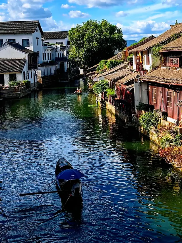 Have you ever taken a black-awning boat ride or tried yellow wine popsicles and yellow wine milk tea? You can find them all on Shaoxing's Cangqiao Straight Street